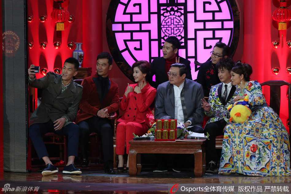 唱到尽兴处，郭艾伦突然单拳紧握直指天空，脸部表情因为过于用力而显得有些扭曲滑稽，仿佛在模仿励志电影中的经典桥段，令人忍俊不禁。