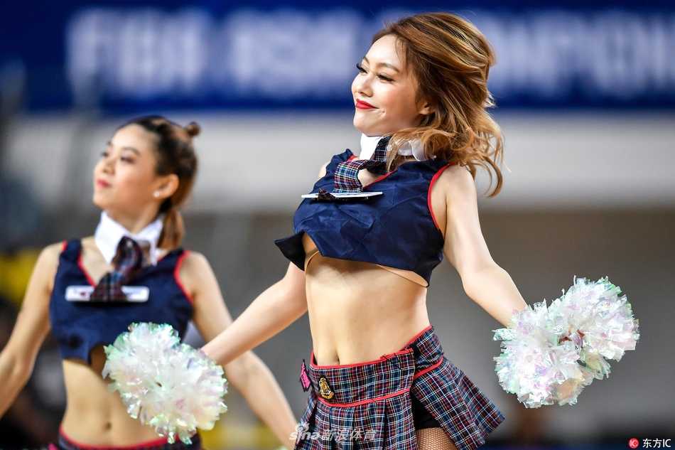 聚光灯下，篮球宝贝们的编舞层次分明，前排队员的灿烂笑容与后排队友的动感身姿交织，展现出团队的默契与活力。