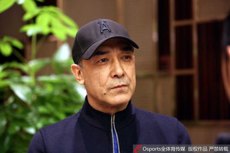 在柔和的灯光下，八一队的教练组成员与球员们身着笔挺的礼服，共同举起手中的香槟杯，金色的气泡在杯中升腾，仿佛预示着新赛季无论遇到何种困难，他们都将以军人的姿态，从容碰杯，笑对挑战。