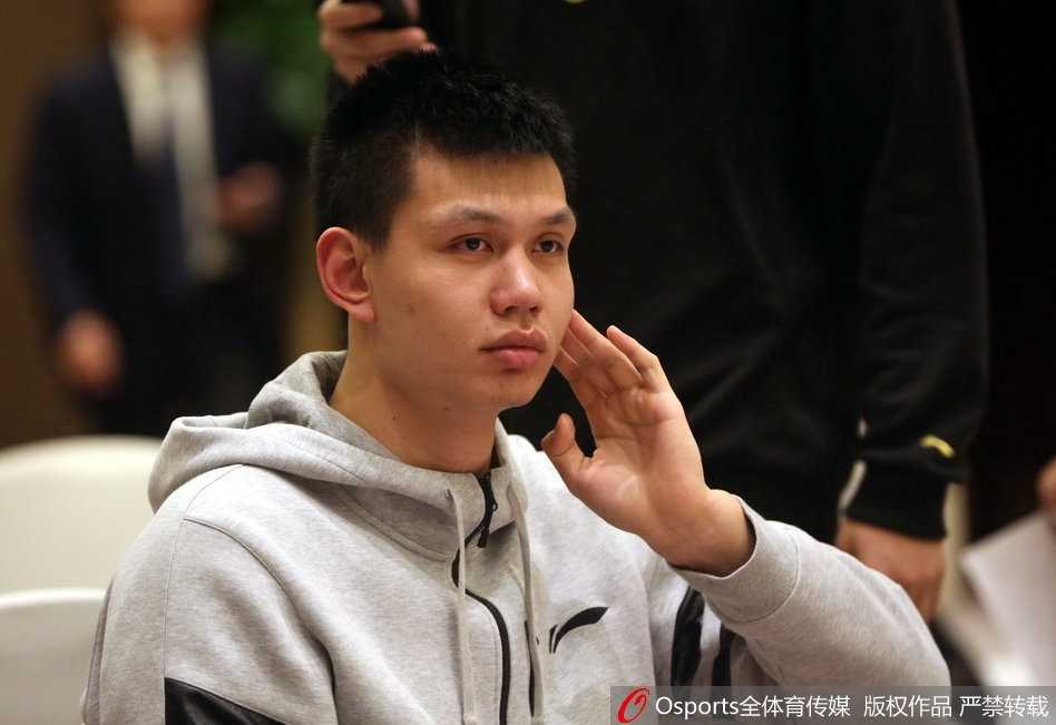 席间，一名队员正侧身与队友耳语，似乎是在交流对新赛季对手的看法。严肃的表情与周围轻松的氛围形成对比，篮球始终是他们心中唯一的主题。这种不经意间流露出的专注，构成了酒会中最动人的细节。