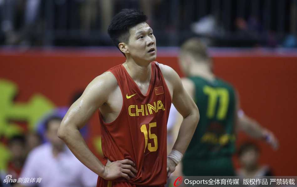 重庆綦江激战:国奥男篮最后时刻惜败立陶宛联队 范斌指导在场边神色严峻地大声呼喊,试图通过手势重新部署战术,眼神中透露出对场上局势的焦急与期待