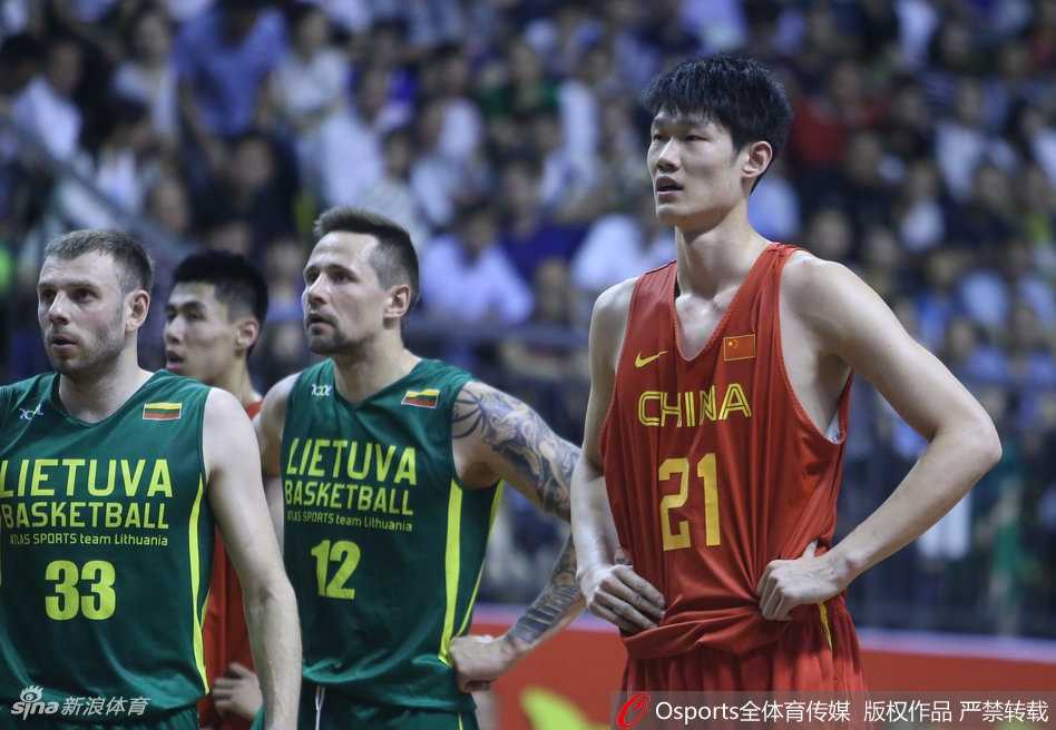 重庆綦江激战:国奥男篮最后时刻惜败立陶宛联队 胡金秋在立陶宛多人包夹下艰难运球试图背打,他利用身体卡住位置,额头青筋暴起,展现了内线肉搏的激烈程度