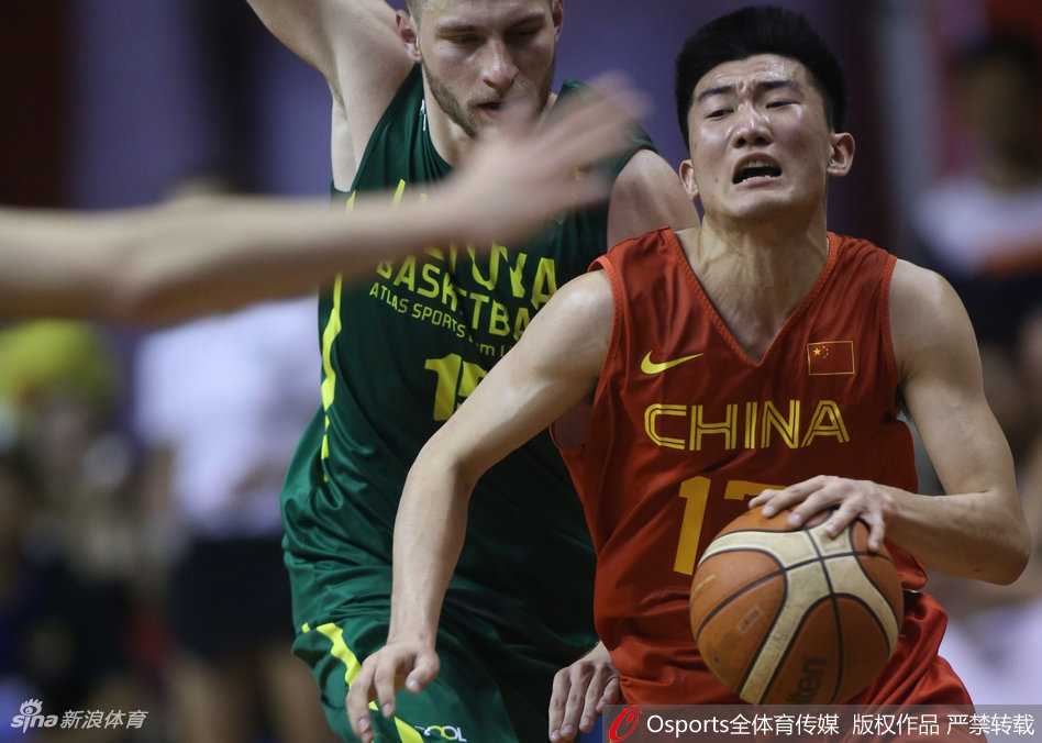 重庆綦江激战:国奥男篮最后时刻惜败立陶宛联队 郭昊文持球强行突破,面对立陶宛防守球员的长臂封盖,他咬牙奋力跃起,表情专注而坚毅,展现出年轻球员的冲劲