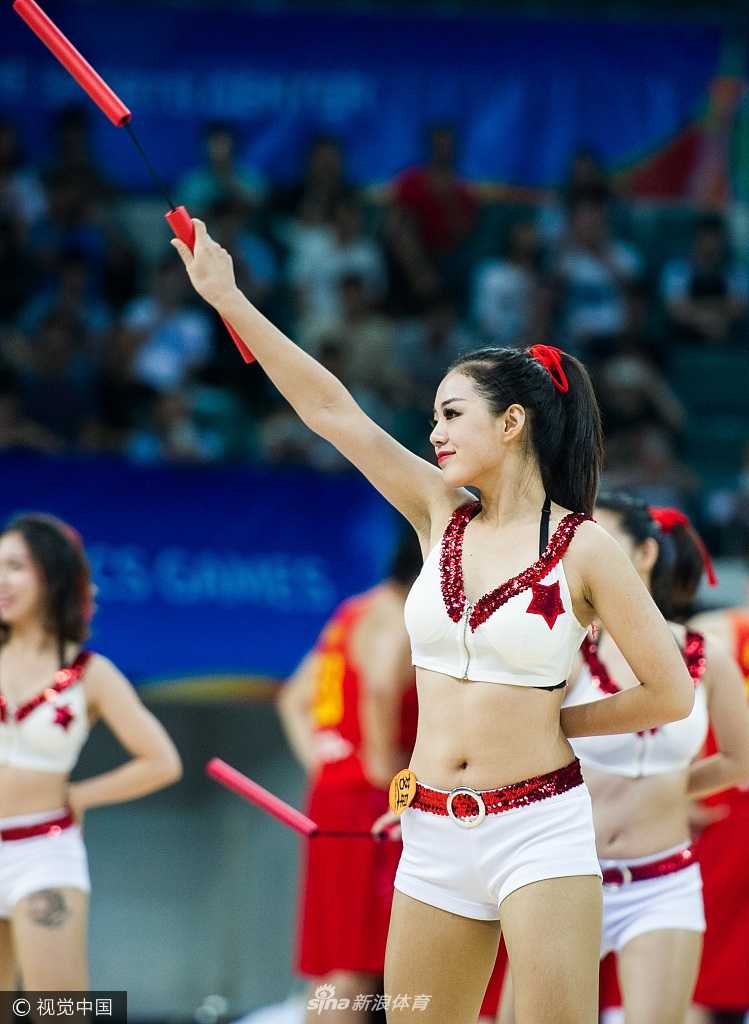 镜头特写下，这位宝贝的眼神坚定自信，高高抬起的腿部线条笔直，配合着中国功夫的手势，将女性的柔美与武术的刚毅完美结合。