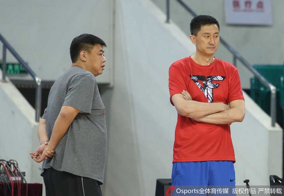 金砖赛场初试锋芒,杜锋与韩德君共筑中国男篮蓝队内线新篇章 韩德君在低位接球瞬间,面对三名俄罗斯防守球员的合围,他依然奋力起跳,用指尖将球拨向篮筐,虽然身体失去平衡,但求胜的欲望让他无所畏惧。