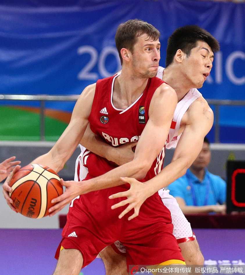 金砖赛场巅峰对决:韩德君力扛俄罗斯高塔,中国男篮蓝队虽败犹荣 胡金秋在俄罗斯队员头顶摘下进攻篮板,二次进攻动作舒展,充满青春活力