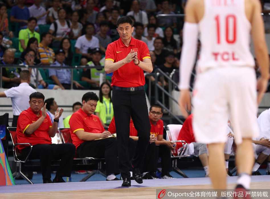 终场哨响，中国球员神情失落仍走向对手致意，虽败犹荣赢得全场掌声