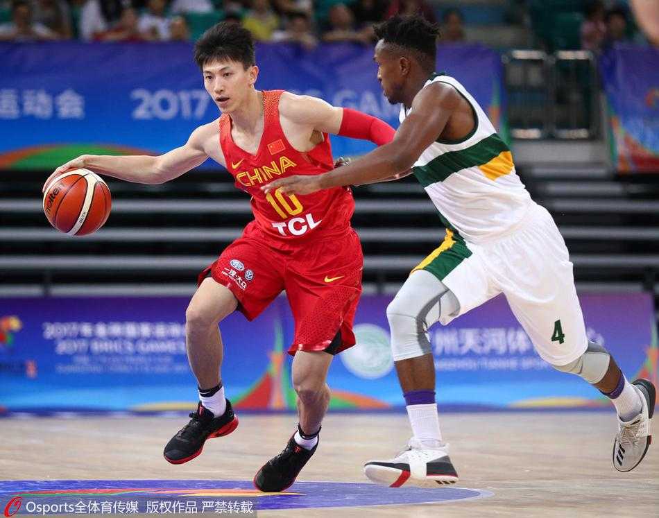 赛后，中国男篮蓝队的全体队员围拢在场地中央，肩搭着肩，齐声高喊加油，团队凝聚力在这一刻展现得淋漓尽致。