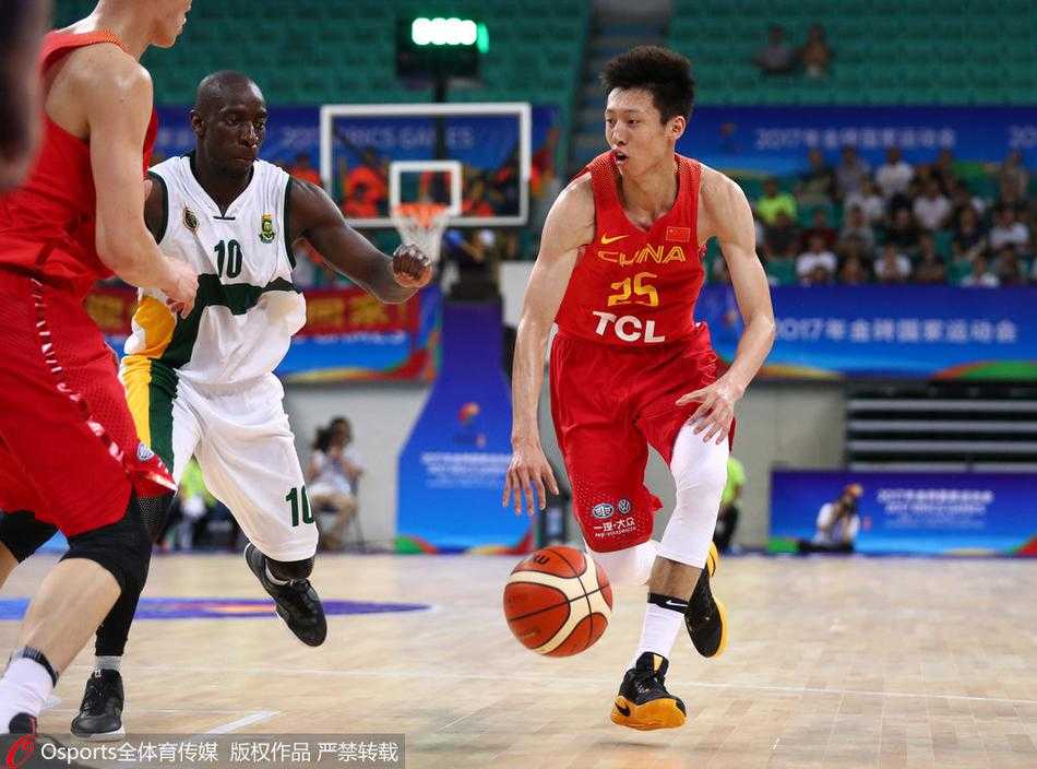 胡金秋在防守端展现出了惊人的弹性，他高高跃起，手臂完全伸展，试图封盖对手的一次投篮，内线的激烈对抗火花四溅。