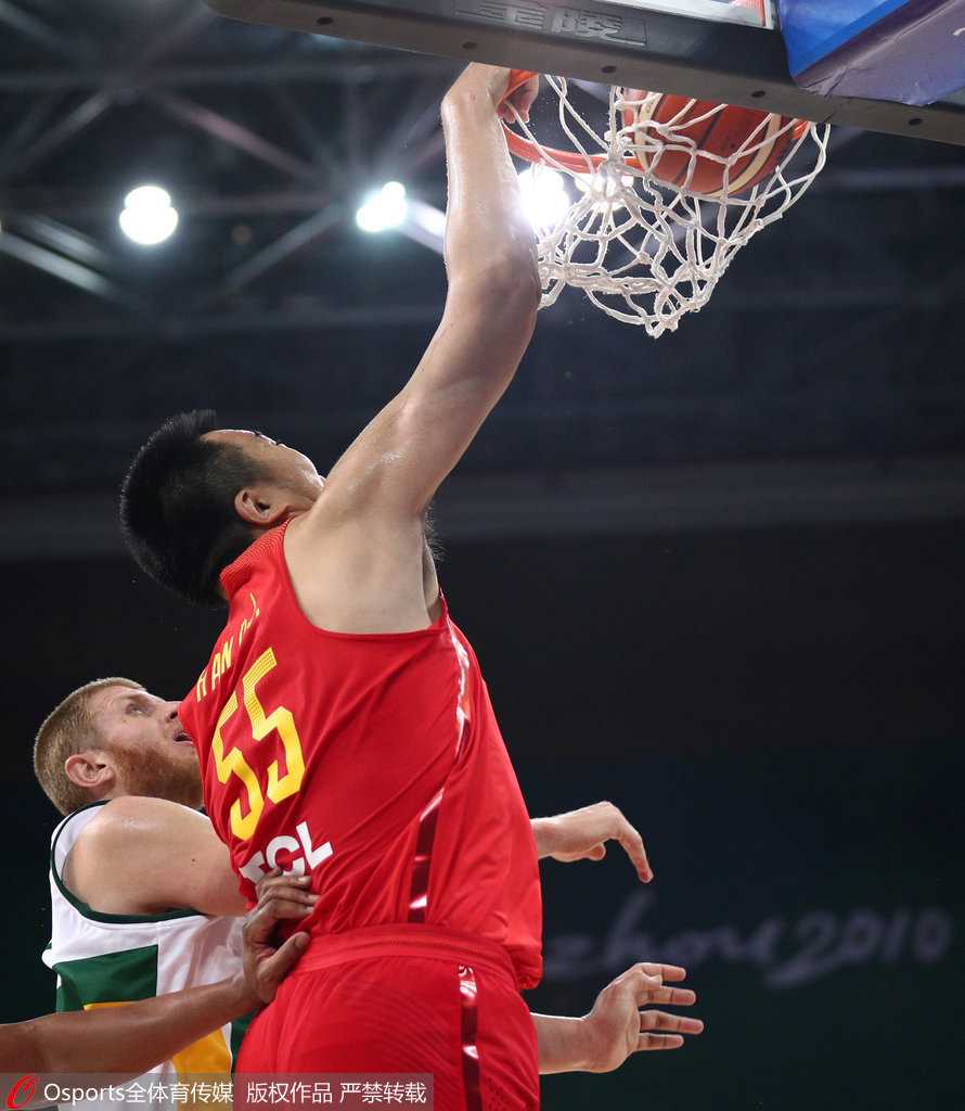 年轻前锋任骏飞在快攻中高高跃起，他单手托球，眼神坚定，面对空篮准备轻松上篮得分，展现出球队流畅的配合与凌厉的攻势。