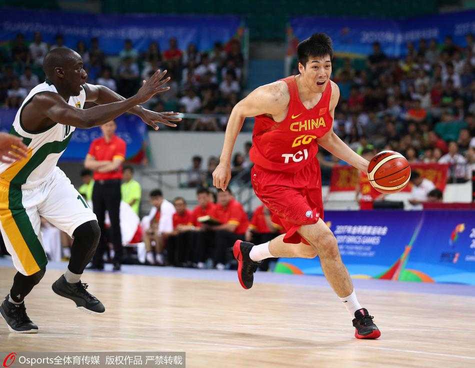 主教练杜锋在场边神情专注地进行战术指挥，他双手比划着跑位路线，大声呼喊队员，试图通过调整来应对场上瞬息万变的局势。