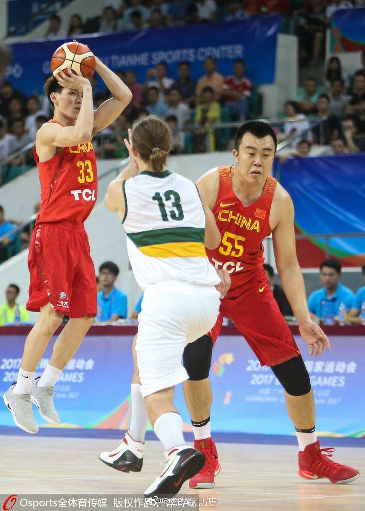 金砖赛场青春风暴:男篮蓝队大胜南非,新星闪耀背后的成长故事 赛后,中国男篮蓝队的队员们围成一圈,互相击掌鼓励,年轻的脸庞上洋溢着胜利的喜悦和对未来的无限憧憬。