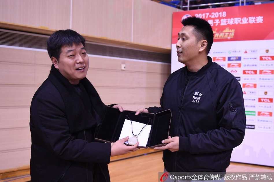 镜头特写捕捉到胡雪峰双手捧起这份特殊礼物时的瞬间，他的脸上洋溢着欣慰与感动的微笑，仿佛收到的不仅仅是一块玉，更是球迷沉甸甸的信任与爱戴。