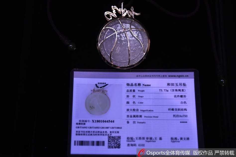 在这张充满故事感的照片中，胡雪峰手捧金镶玉纪念品，身后的背景是即将开始德比战的球场，这一刻，退役的传奇与火热的赛场形成了时空的交错感。