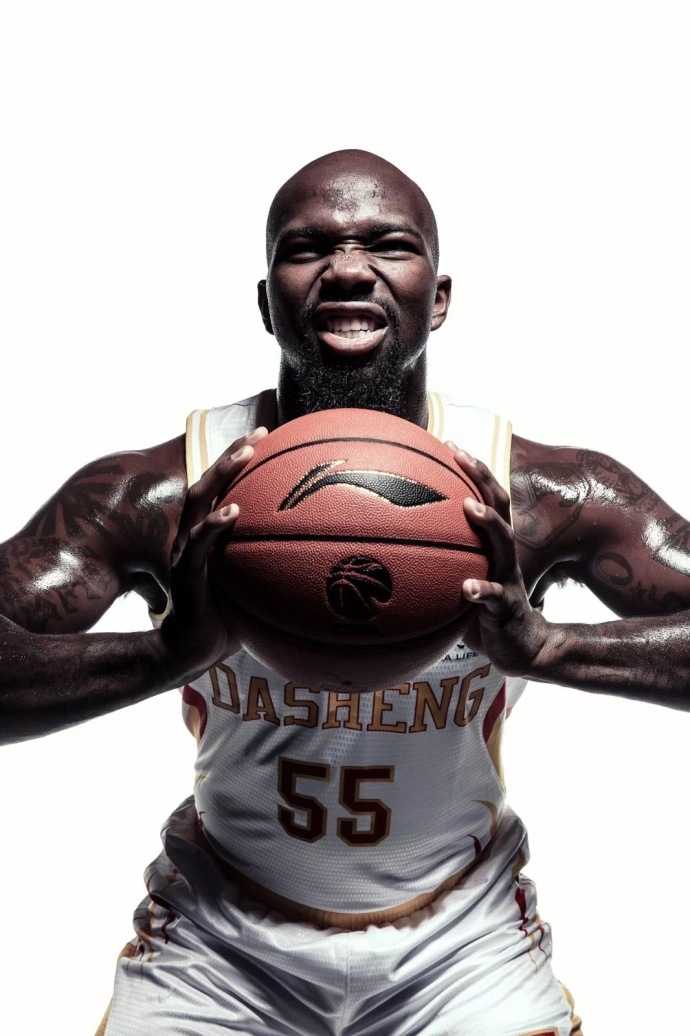 大外援JJ希克森双臂青筋暴起，面部肌肉紧绷，野兽派内线的强硬气场扑面而来