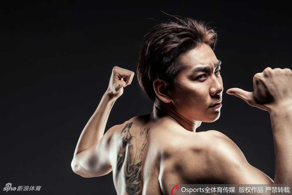 宝岛勒布朗周仪翔在烟雾中眼神锐利如锋，白色战袍与缭绕仙气交织，仿佛从幻境中走出的篮球刺客。