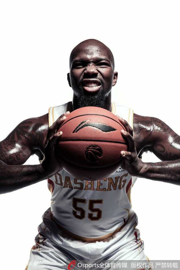 众将在烟雾中若隐若现，仿佛一幅流动的水墨画，这种独特的东方美学与现代化的篮球运动完美结合，预示着同曦男篮新赛季的无限可能。