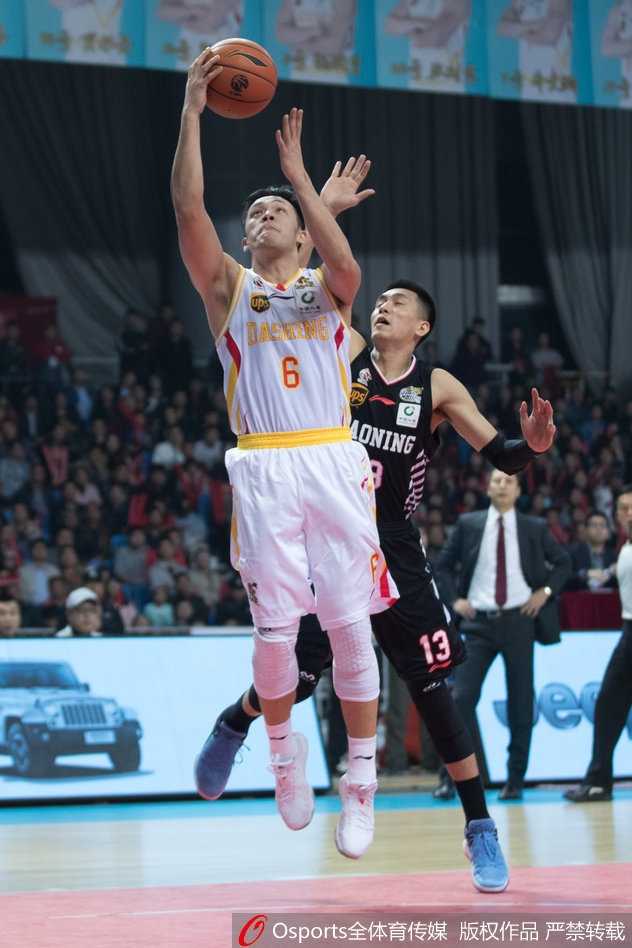 金陵英雄传:同曦铁骑斩落辽宁,郭一飞单节神射定乾坤 辽宁队中锋韩德君篮下强攻,面对多人防守依然强势打进,本场他空砍22分18篮板的豪华数据。