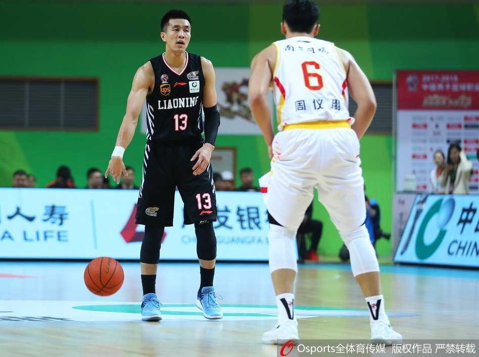 金陵英雄传:同曦铁骑斩落辽宁,郭一飞单节神射定乾坤 奇兵郭一飞底角出手三分,篮球划过完美弧线空心入网,他在第三节单节命中了五记三分球,震惊全场。