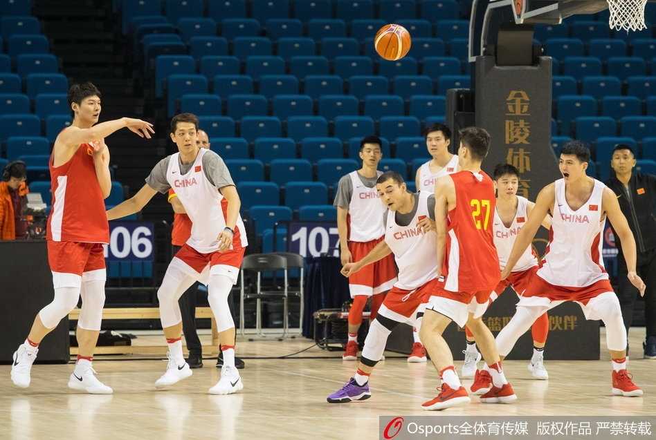 金陵集结直面伤病挑战,男篮红队世预赛首秀在即 主教练李楠双手比划着战术手势,眼神坚毅,在场边大声呼喊着指导球员跑位,面对人员不整的困境,他正将压力转化为对年轻队员的激励。