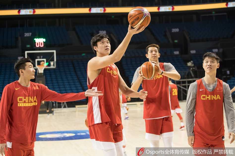 金陵集结直面伤病挑战,男篮红队世预赛首秀在即 南京青奥体育公园体育馆内,灯光聚焦在训练场上,巨大的空间更映衬出中国男篮将士们专注的神情,他们正为即将到来的世预赛做最后冲刺。