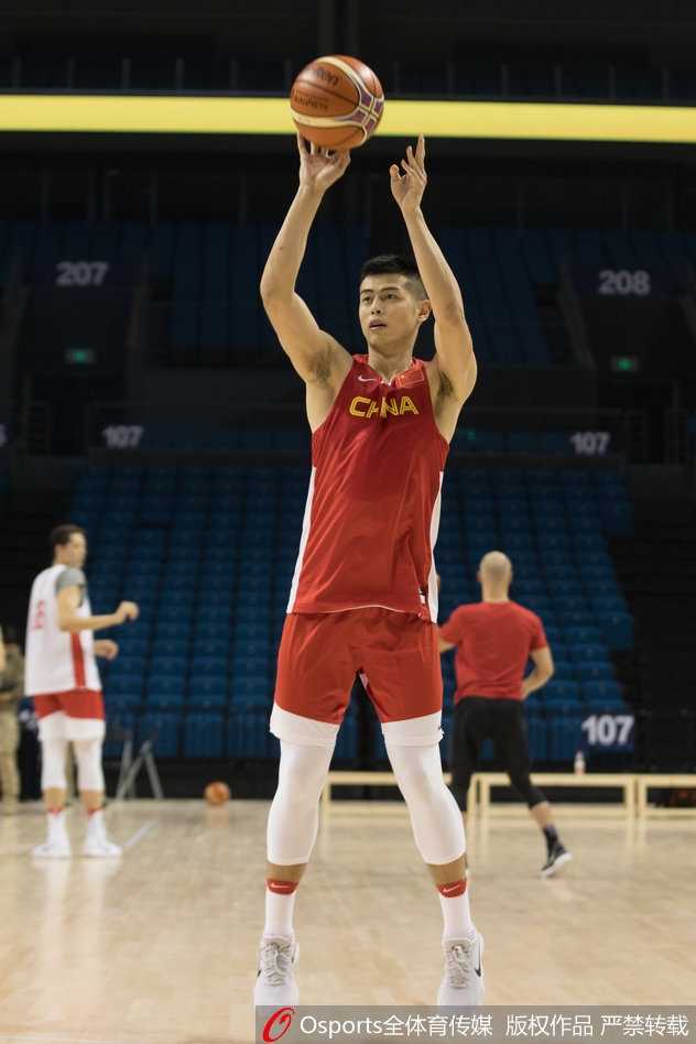 金陵集结直面伤病挑战,男篮红队世预赛首秀在即 新任队长的方硕在训练中神情严肃,持球组织进攻,举手投足间多了一份沉稳与担当,他将成为教练组与年轻球员之间沟通的坚实桥梁。