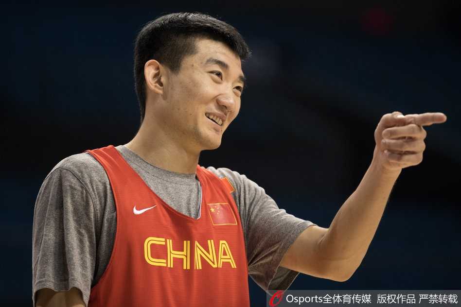 金陵集结直面伤病挑战,男篮红队世预赛首秀在即 南京青奥体育公园体育馆内五星红旗格外醒目,球员们在进行最后的战术演练,宽敞明亮的场馆静待大战来临,首秀的序幕即将拉开。