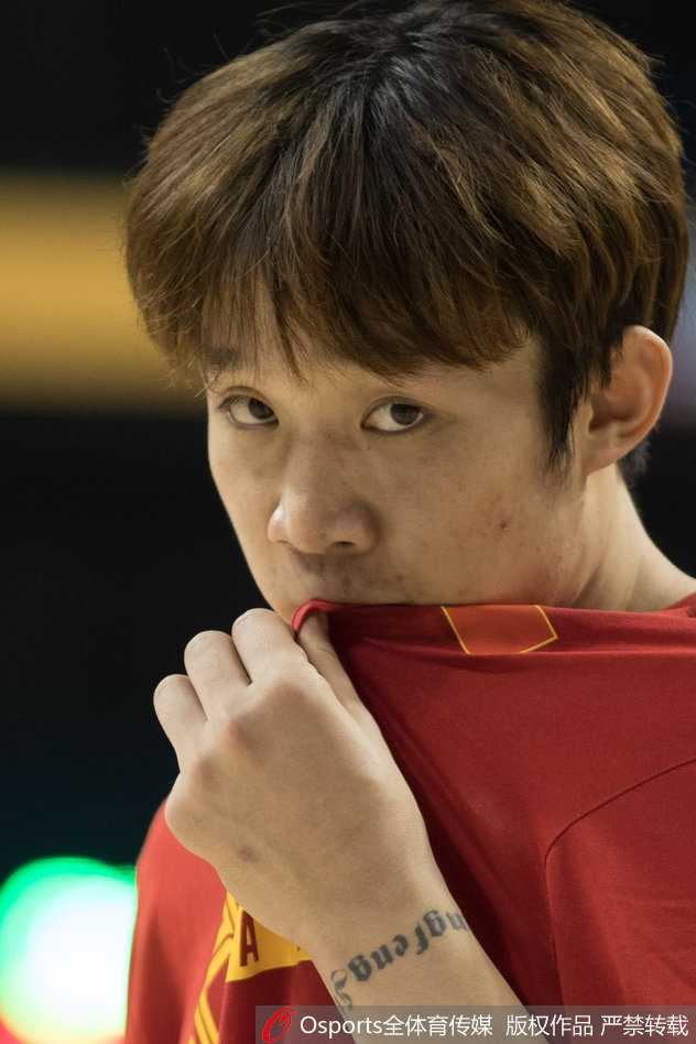 金陵集结直面伤病挑战,男篮红队世预赛首秀在即 丁彦雨航接球后轻盈跳投,篮球在空中划出完美弧线,他专注的眼神里透露出舍我其谁的霸气,作为球队第一得分点,他已准备好扛起进攻大旗。