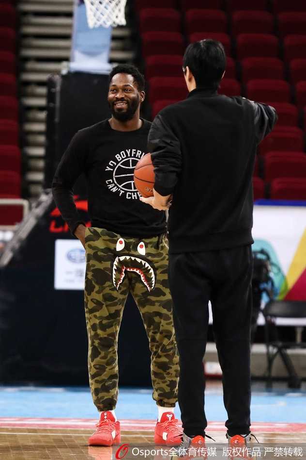 训练结束，周仪翔加练投篮直至最后，孤独的身影在空旷的球馆里一次次跃起，对胜利的渴望在这一刻变得无比具象。