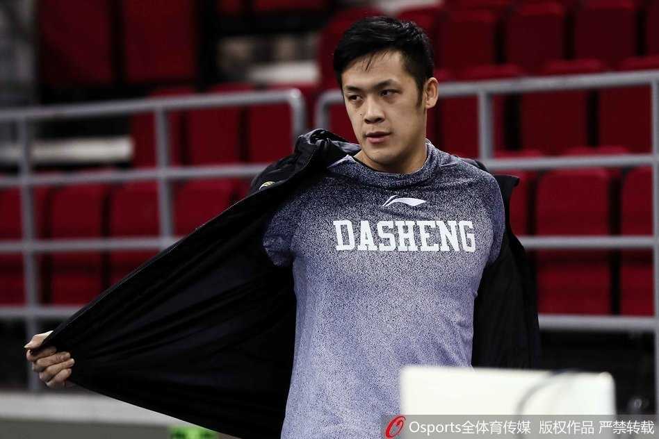 同曦男篮的将士们正围绕在助理教练身旁，神情专注地聆听战术板上画出的攻防线路，每一道线条都像是通往胜利的密匙。