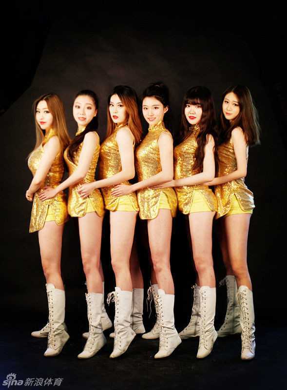 一位辽篮啦啦队宝贝身着鲜艳的红色传统服饰，双手抱拳，眉眼弯弯笑得格外甜美，正以古风古韵的方式向观众行礼拜年