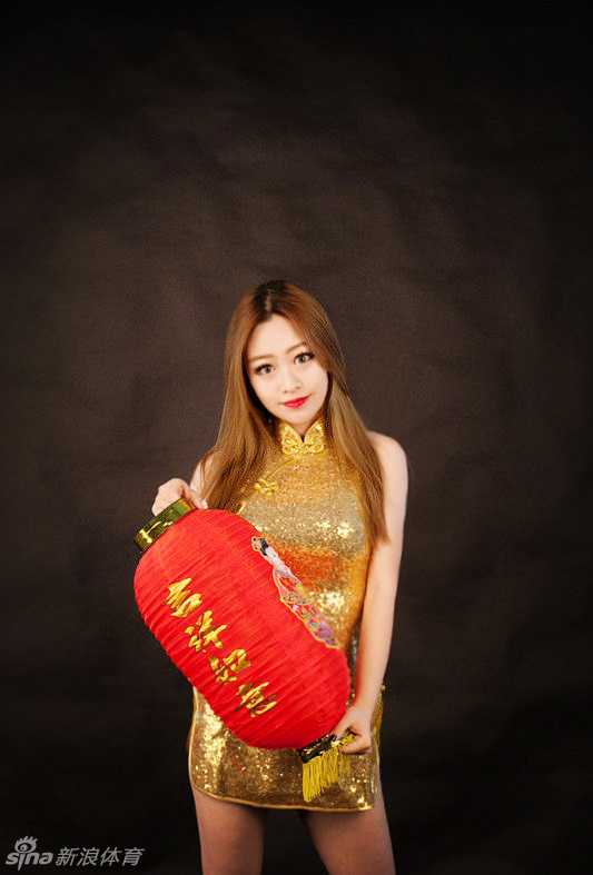 两位宝贝亲密地依偎在一起，一人手拿大红灯笼，一人拿着鞭炮样式的道具，脸上洋溢着的笑容比手中的灯笼还要灿烂温暖