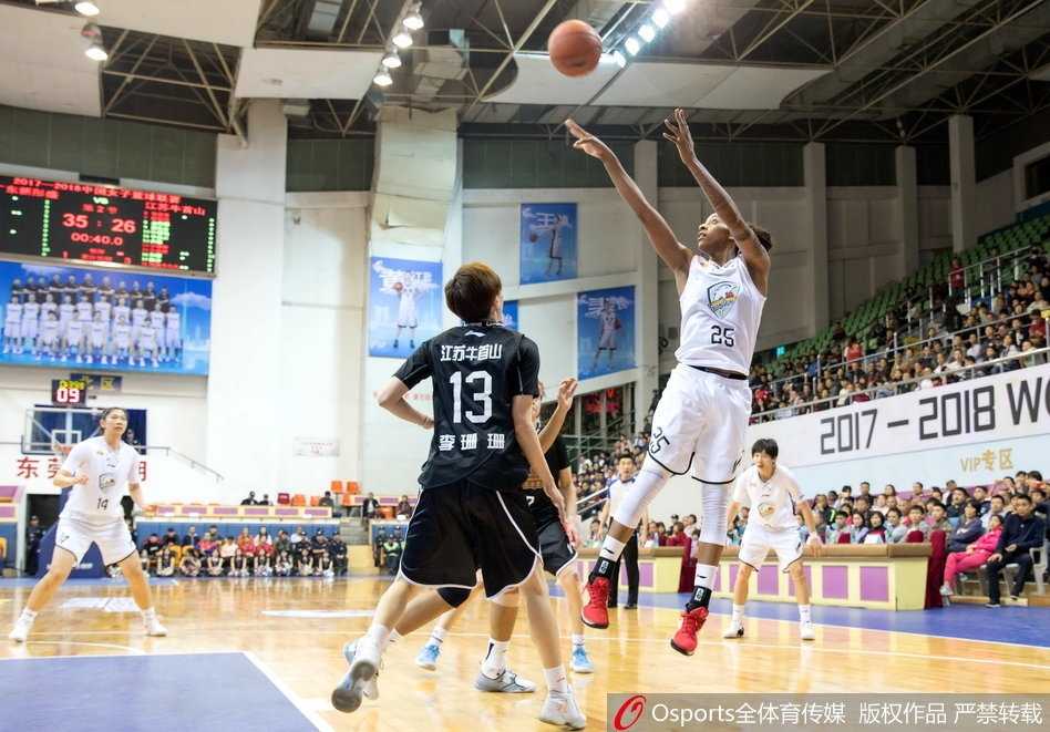 鏖战东莞:江苏女篮客场逆转广东的经典一战 江苏队年轻中锋许晨妍在广东队内线李月汝面前高高跃起,用指尖轻轻将球拨向篮筐,这一记精彩的补篮不仅帮助球队稳住阵脚,更点燃了替补席所有球员的激情。