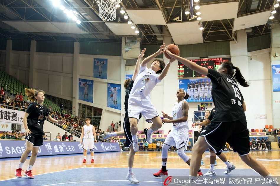 鏖战东莞:江苏女篮客场逆转广东的经典一战 江苏队核心李珊珊运球过半场,她眼神坚定地看向前场,同时伸出三根手指比划战术手势,身旁的广东队防守球员寸步不离,紧贴着她,场上气氛紧张到了极点。