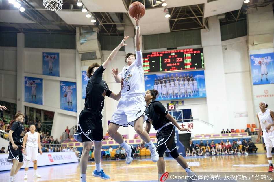 鏖战东莞:江苏女篮客场逆转广东的经典一战 比赛开场跳球瞬间,广东与江苏两名中锋如弹簧般跃起,指尖几乎同时触到皮球,身后的队友们已呈进攻姿态,整个球馆的空气仿佛瞬间凝固,一场龙争虎斗就此拉开序幕。