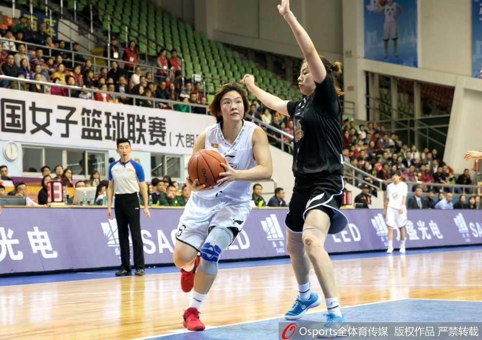 鏖战东莞:江苏女篮客场逆转广东的经典一战 暂停期间,江苏队主教练手持战术板,半蹲在球员中间,用笔在板上飞快地画着战术,队员们围成一圈聚精会神地聆听,眼神中充满了对胜利的渴望和对教练的信任。