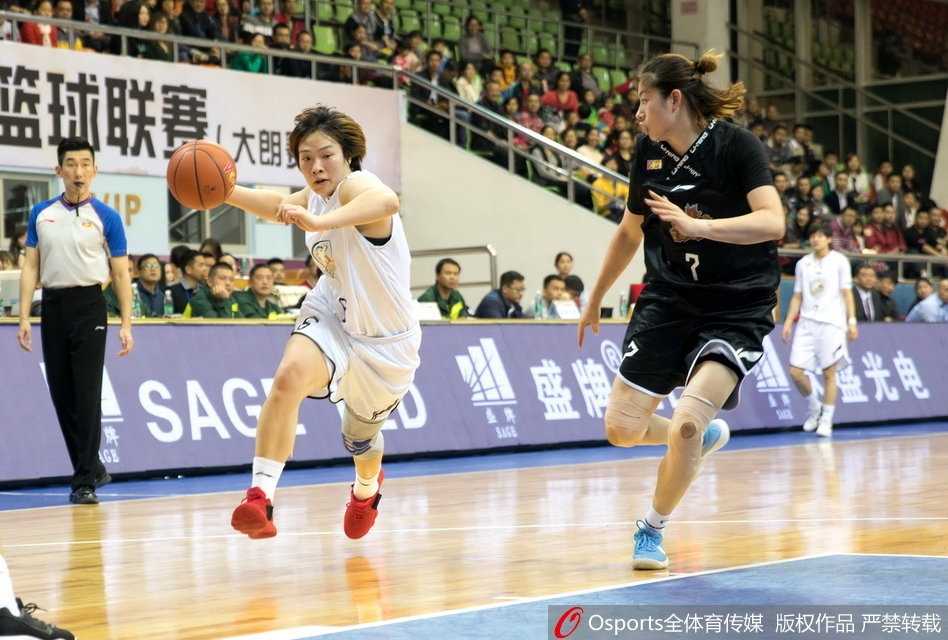 鏖战东莞:江苏女篮客场逆转广东的经典一战 终场哨响,江苏球员们紧紧拥抱在一起庆祝这场来之不易的胜利,而广东队员则神情落寞地走下场地,形成鲜明对比,这一刻淋漓尽致地展现了竞技体育的残酷与魅力。