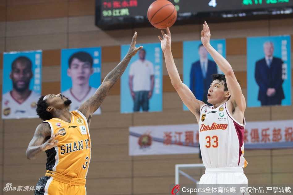 威姆斯如一道白色闪电突破山西防线，在对手封盖到来前轻盈挑篮，空中姿态舒展，仿佛时间都在这一刻静止。