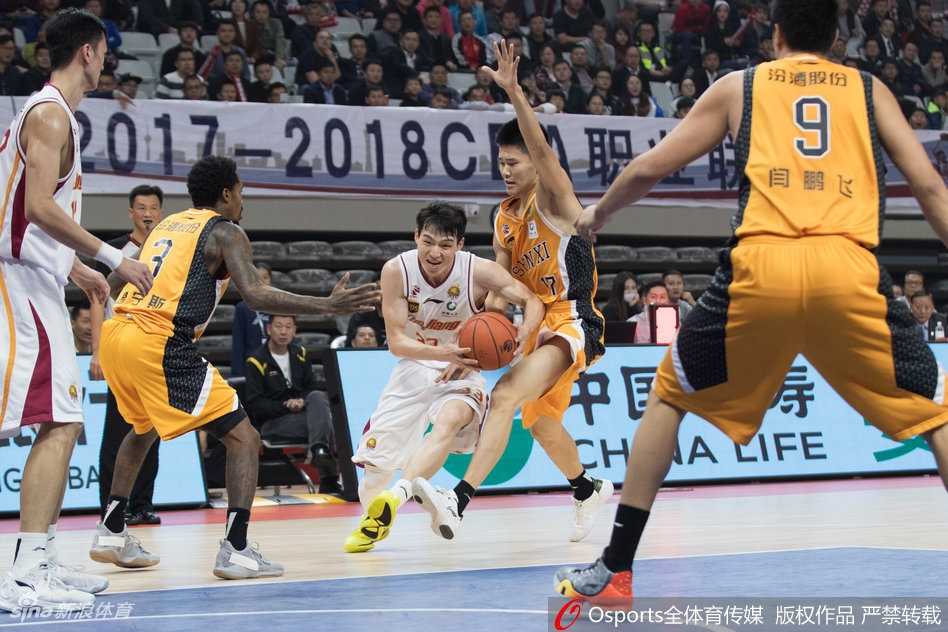 吴前三分线外手起刀落，篮球划过一道完美的彩虹弧线直钻网窝，山西队曾令旭的飞身封盖也显得鞭长莫及。