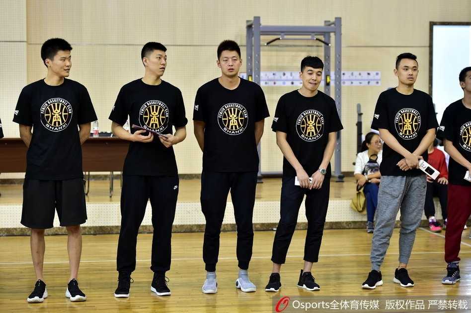 钻石之光闪耀校园:回顾斯科拉在太原五中的那场温暖邂逅 斯科拉为热情的球迷签名,他低着头专注地在篮球和球衣上留下自己的名字,浓密的胡须和专注的神情透露出他对球迷支持的珍惜与感激。