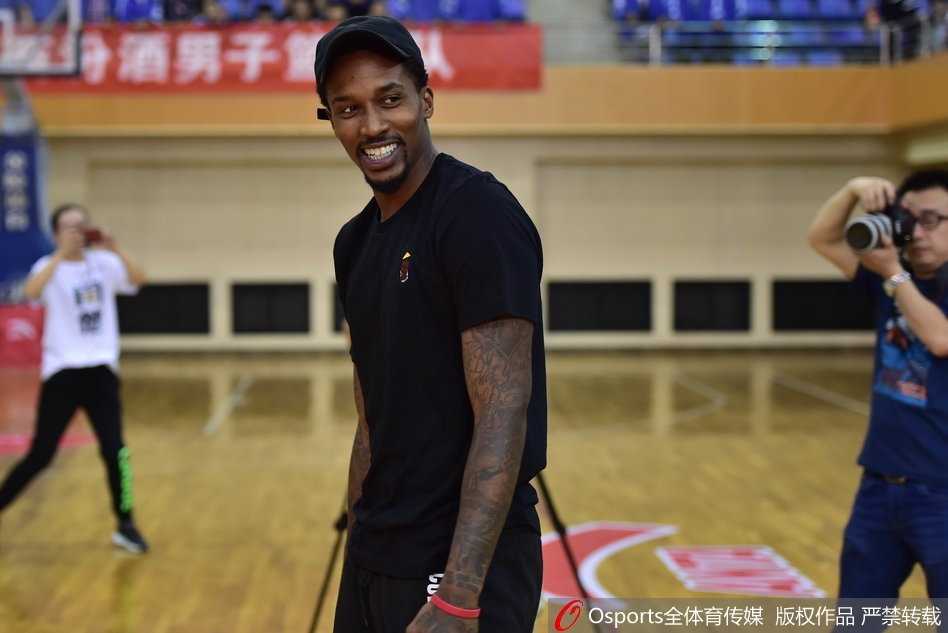 钻石之光闪耀校园:回顾斯科拉在太原五中的那场温暖邂逅 虽然已是37岁的老将,但斯科拉在示范防守滑步时依然迅捷扎实,他与小球员击掌鼓劲,手上厚厚的绷带诉说着这位职业球员日复一日的刻苦训练。