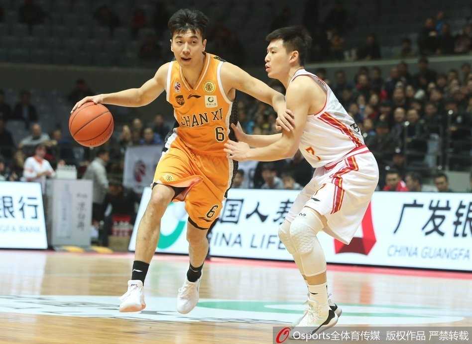 钻石斯科拉助山西攻克军旅,八一付豪空砍三十八分难救主 斯科拉在八一队禁区如钻石般闪转腾挪,用标志性脚步晃开防守后稳健跳投。