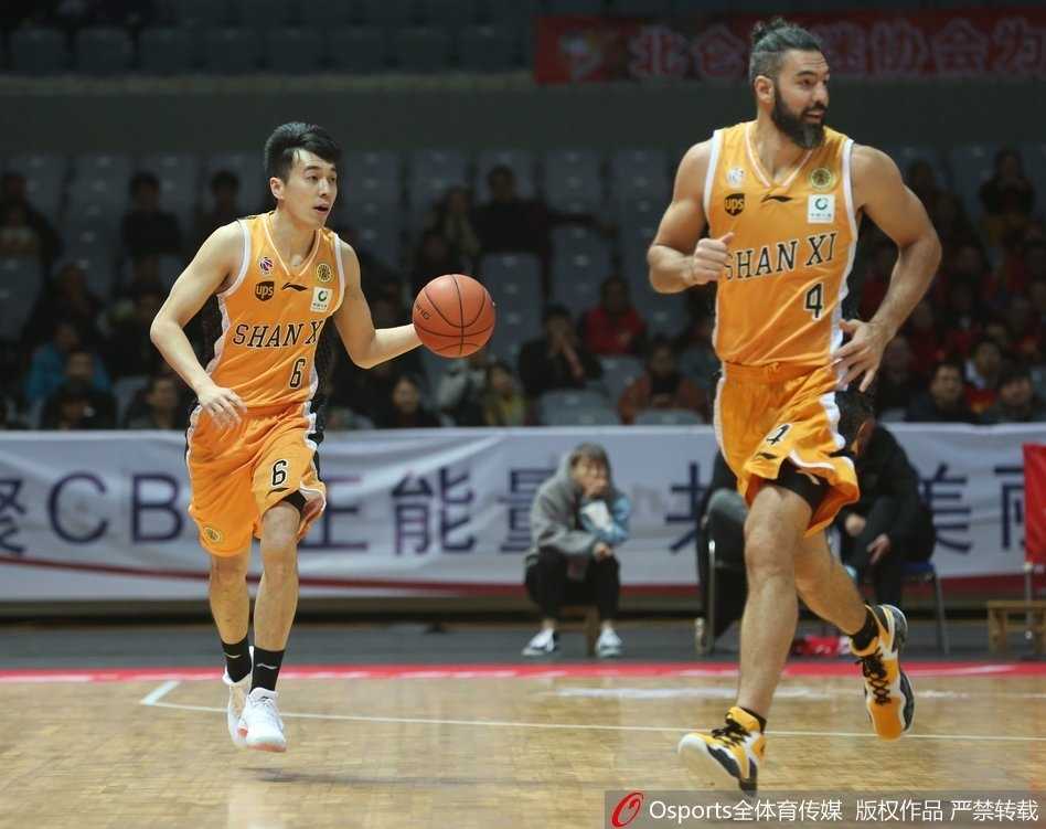 钻石斯科拉助山西攻克军旅,八一付豪空砍三十八分难救主 八一悍将付豪迎着防守强起上篮,眼神中透露出誓要撕裂山西防线的坚定杀气。