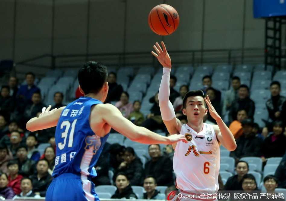 铁军主场虽败犹荣,江苏肯帝亚豪取五连胜 江苏队外援马尚·布鲁克斯面对八一队多人包夹防守,依然闲庭信步,眼神坚毅地寻找队友传球路线。