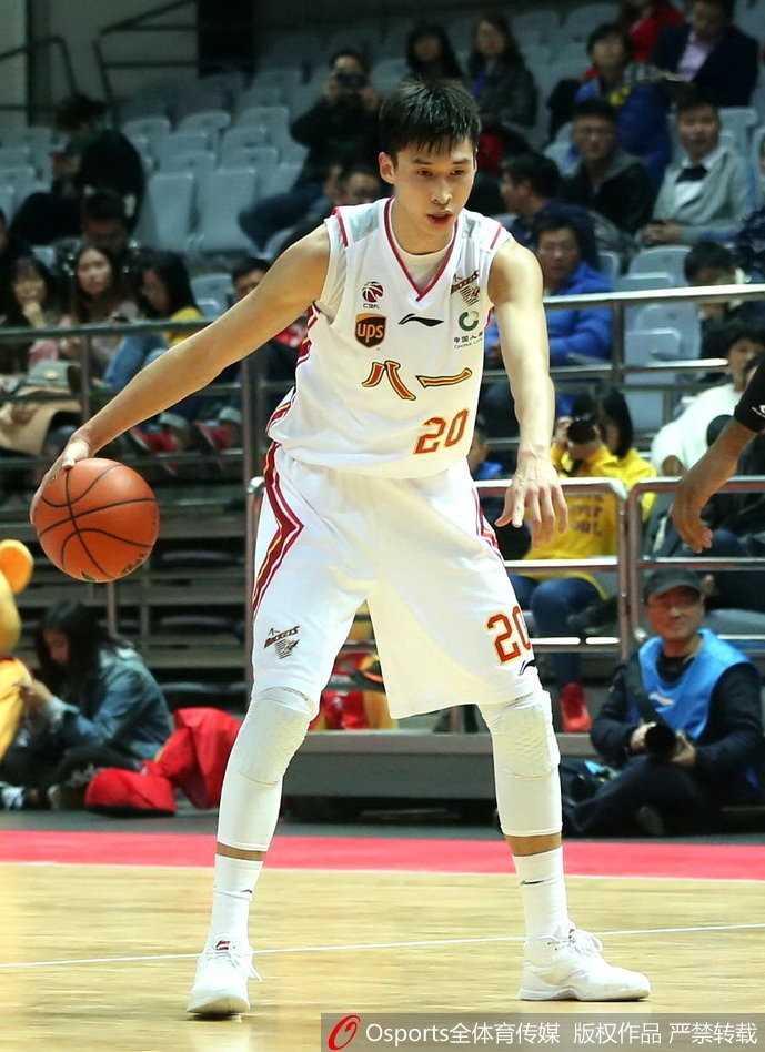 铁军主场虽败犹荣,江苏肯帝亚豪取五连胜 江苏队老将易立犹如一道白色闪电,抢断成功后上演标志性的单手劈扣,整个球馆都为他的风采所折服。