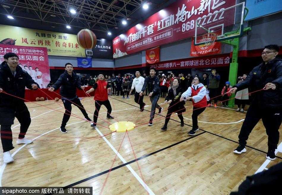 马连保指导在场边双手抱胸，面带微笑地看着弟子们与球迷进行趣味对抗，场面温馨如同家庭聚会。