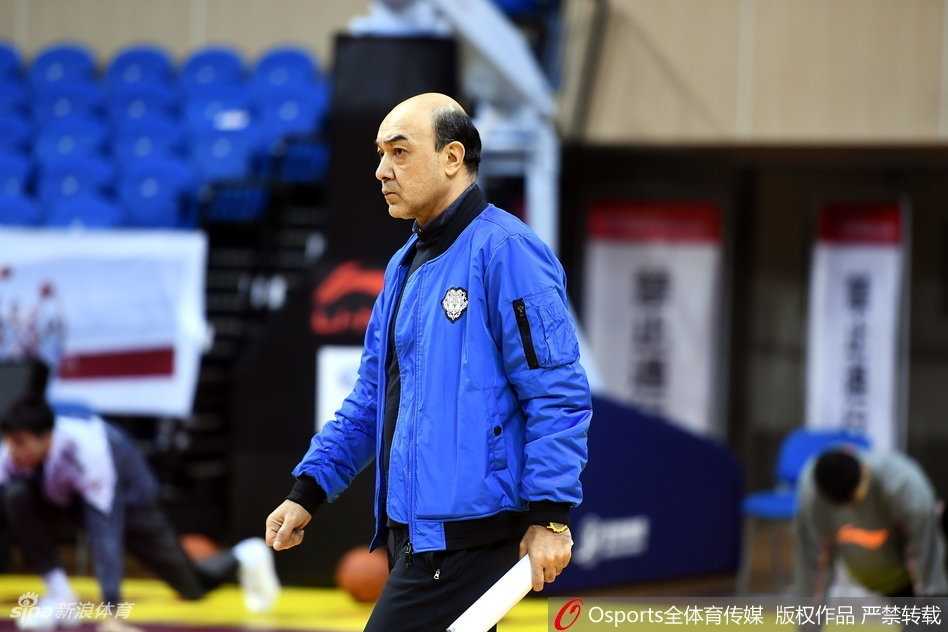 铁军在即,运筹帷幄——回望八一队赛季关键备战时刻 训练间隙,阿的江指导双手叉腰,神情略显疲惫却依然坚毅,他的背后是刻苦训练的年轻队员,一老一少构成了一幅传承的画面。