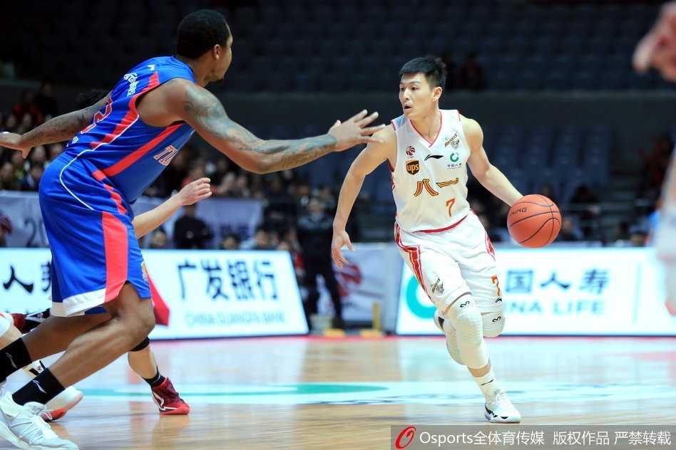 铁军怒吼终结十四连败,八一主场大胜天津取赛季首胜 八一队年轻中锋付豪在内线顶防天津外援霍尔曼,尽管身高体重不占优,但他用顽强的下盘力量死死卡住位置,毫不畏惧