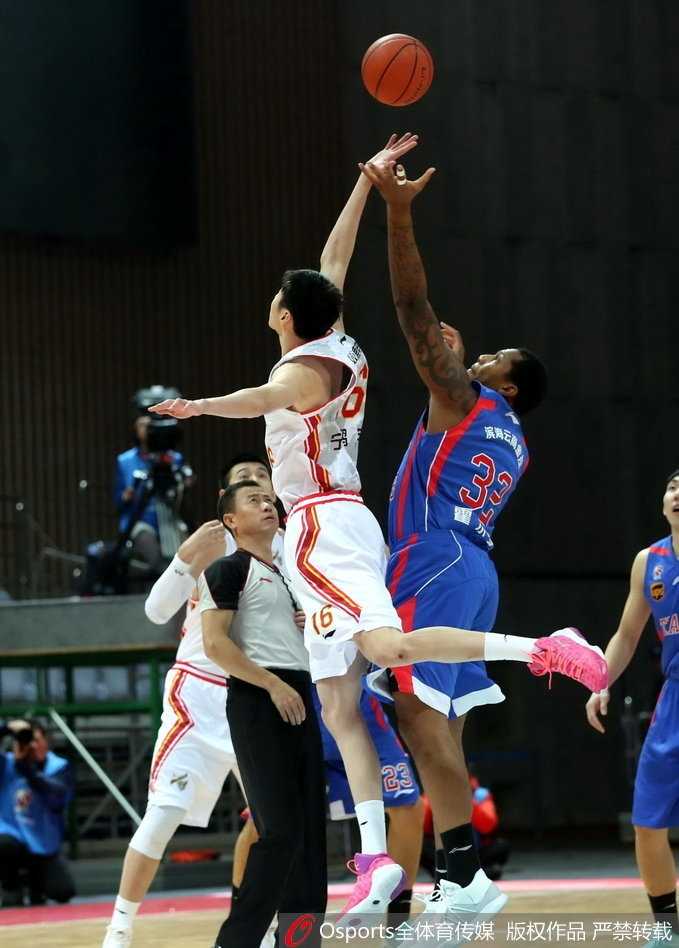 铁军怒吼终结十四连败,八一主场大胜天津取赛季首胜 天津队外援霍尔曼在八一队多人包夹下强行起跳上篮,尽管个人能力超强砍下40分,但孤立无援的他难阻球队失利