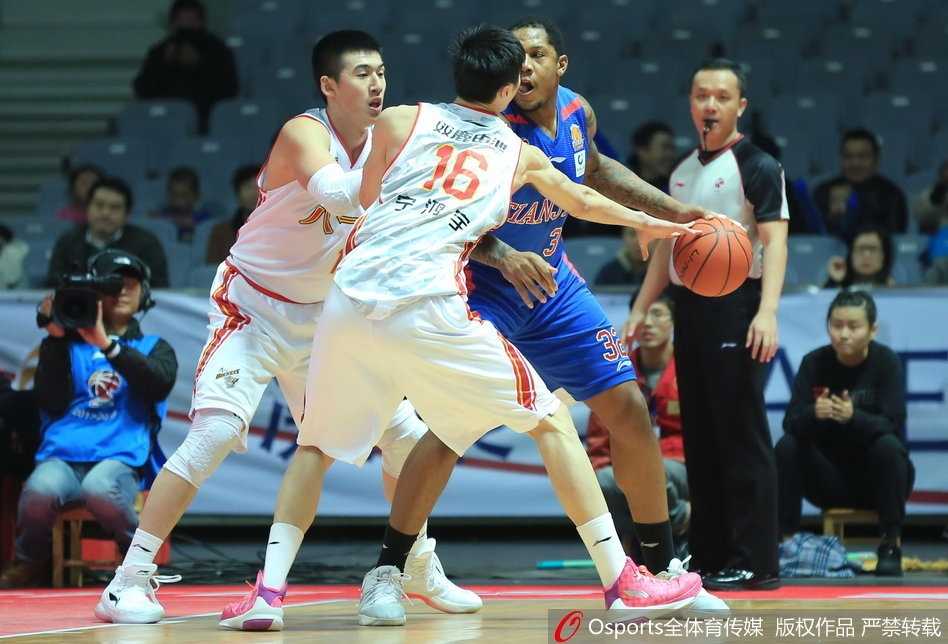 铁军怒吼终结十四连败,八一主场大胜天津取赛季首胜 本场发挥最耀眼的张祖铭持球突破,他眼神坚毅,一个变向加速甩开防守人,全场球迷起立为他每一次进攻喝彩